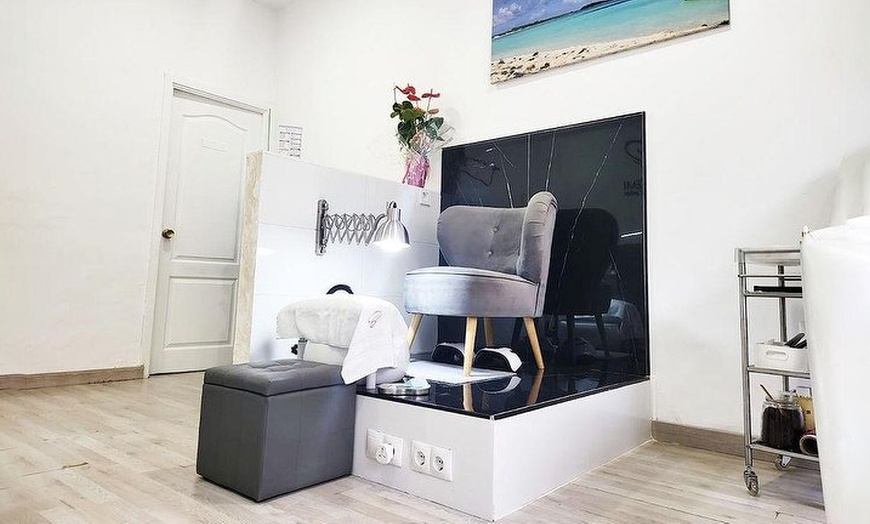 Image 4: Sesión de manicura y/o pedicura con esmaltado normal o semipermanente