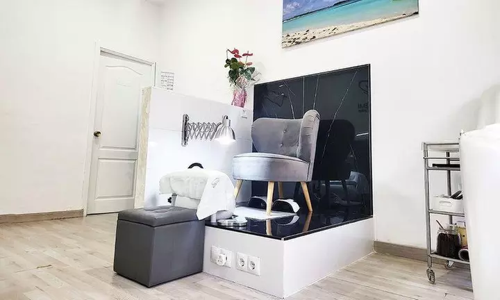 Sesión de manicura y/o pedicura con esmaltado normal o semipermanente