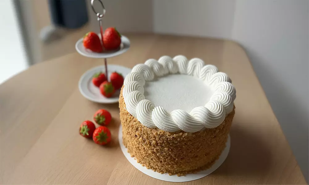 Feestelijke slagroomtaart met luchtige vulling en krokante nougatine voor 12 of 20 personen met tot 34% korting - Image 3