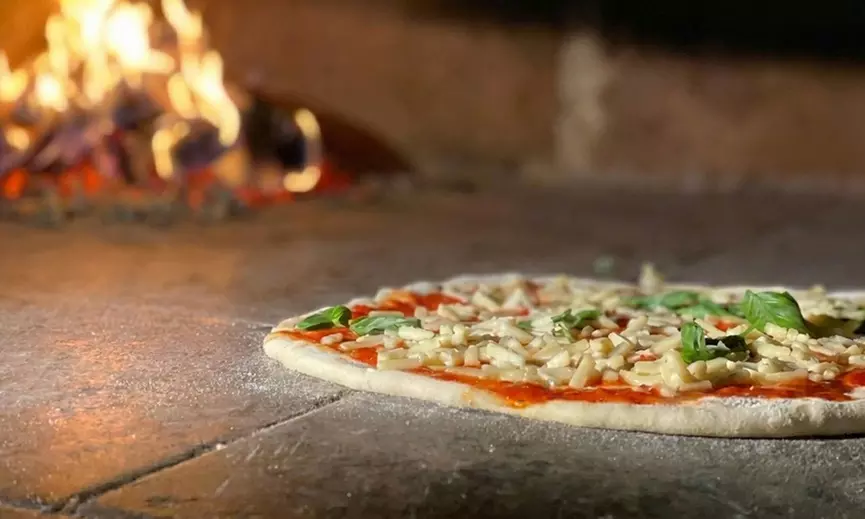 Premium-Pizza auf Stein im Holzofen gebacken nach Wahl für 1-4 Pers.