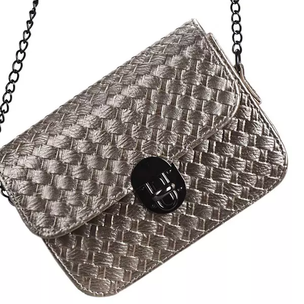 Sac Bandoulière NOUCHKA Noir à Motifs Cloutés Et Chaîne – Style Insolite Et Tendance