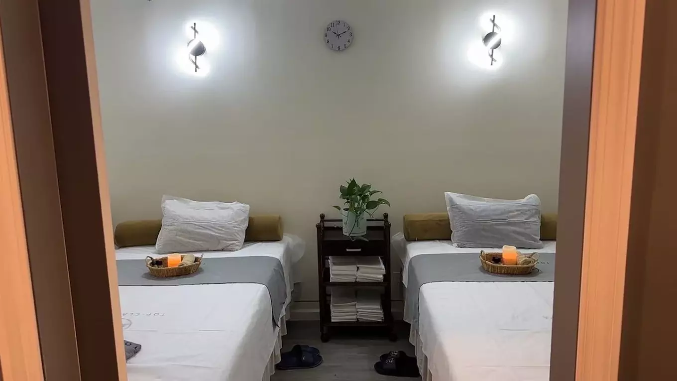Relax with 50-Min Signature Bodywork or Foot Rub w/ Hot Stones & Essential Oil at Top Class Spa (Up to 50%Off)