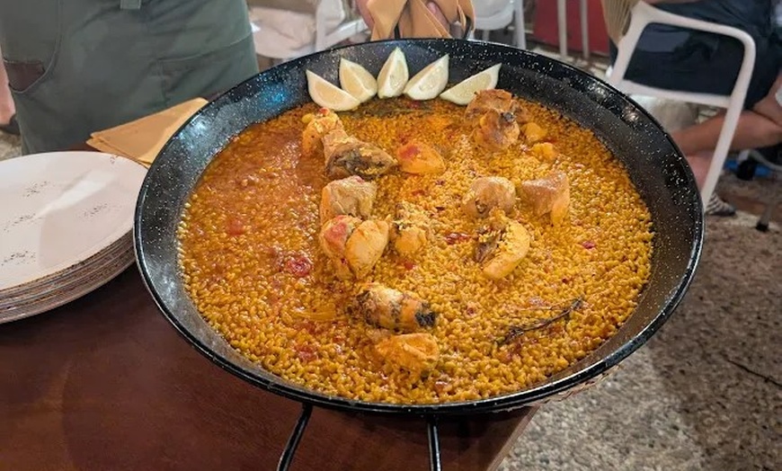 Image 8: Menu de caldero con entrantes, principales, postres y bebidas