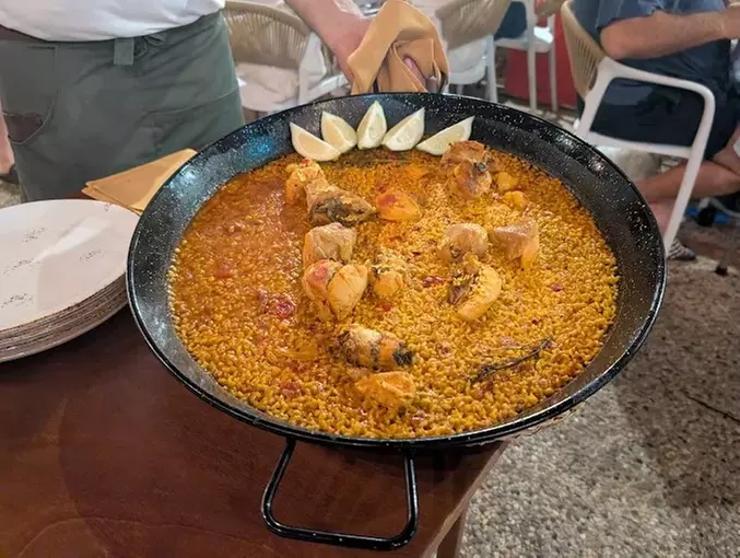 Menu de caldero con entrantes, principales, postres y bebidas