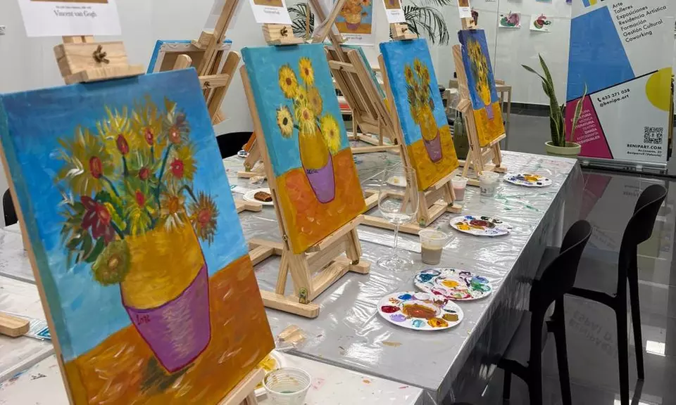 Pinta tu cuadro con vino ilimitado: taller de pintura para 1 o 2 pax