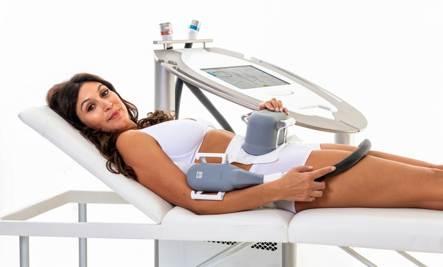 Image 2: Cryolipolysis Fat Freeze: 1–2 Areas with Up to 4 Cups of Treatment