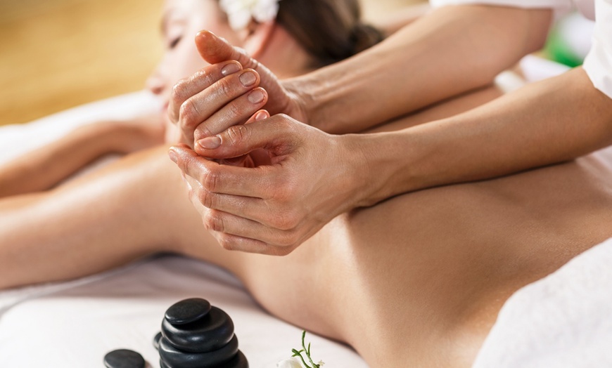 Image 2: Masaje Hawaiano Lomi Lomi de 60 o 90 minutos para 1 persona