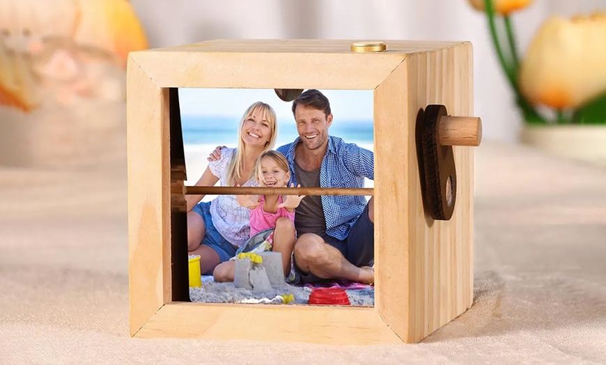 Image 3: 1 oder 2 personalisierbare Handkurbel-Fotorahmen aus Holz
