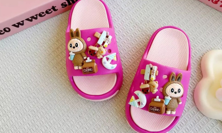 Image 5: 1 of 2 paar slippers met op Labubu geïnspireerd ontwerp