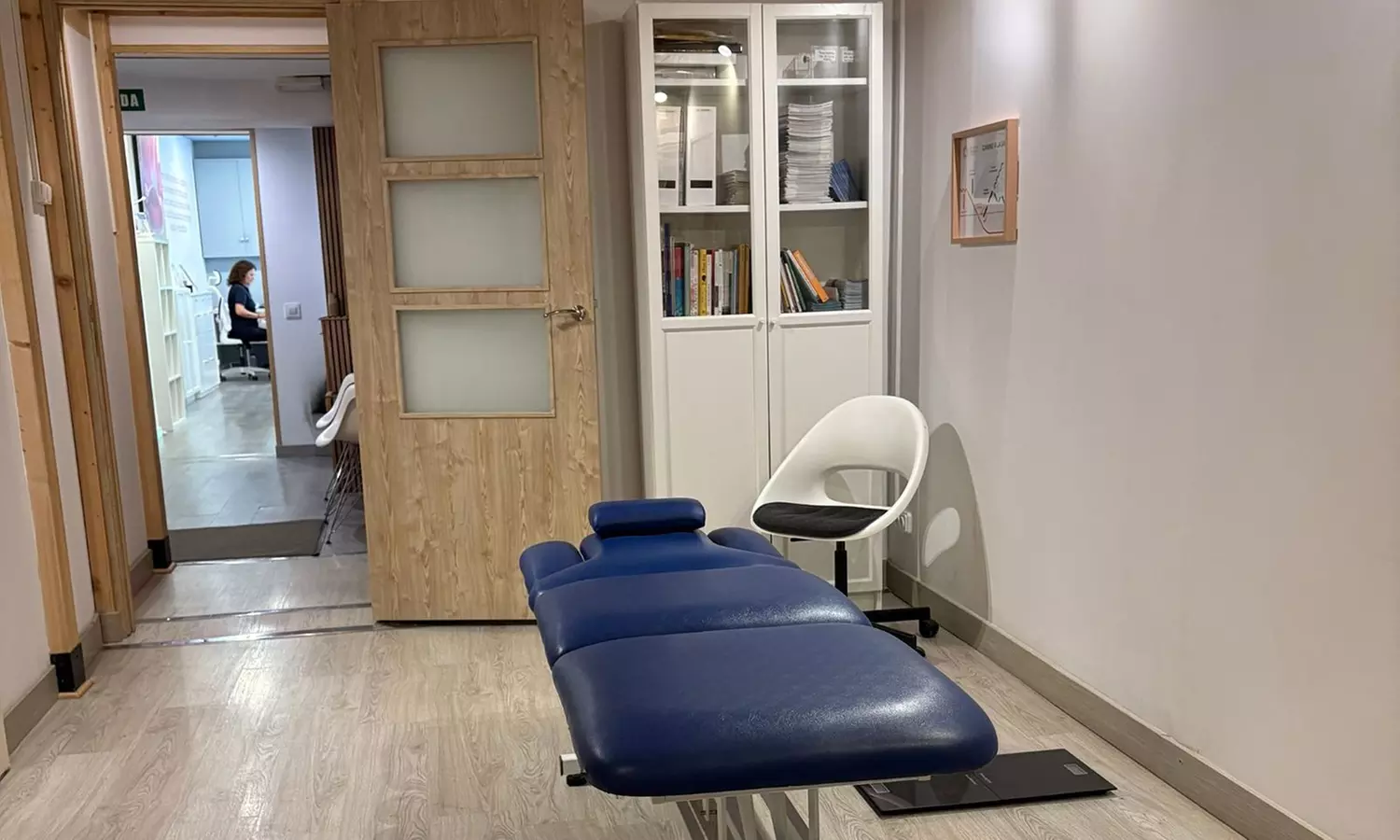 Tratamiento con examen postural, ajuste quiropráctico y chequeo para 1