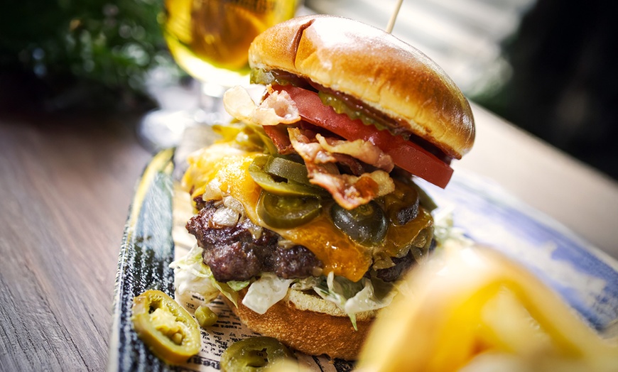 Image 1: 2-Gänge Burger-Menü mit Beilage und Dessert für 1 bis 4 Personen