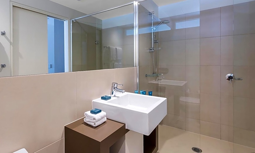 Image 13: Torquay: Pool View Stay for 2 + Welcome Drink at Wyndham Resort