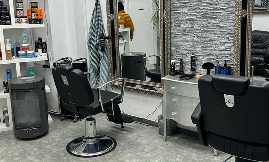 Image 3: Haarschnitt für 1 Herren, optional mit  Bartschnitt oder Nassrasur