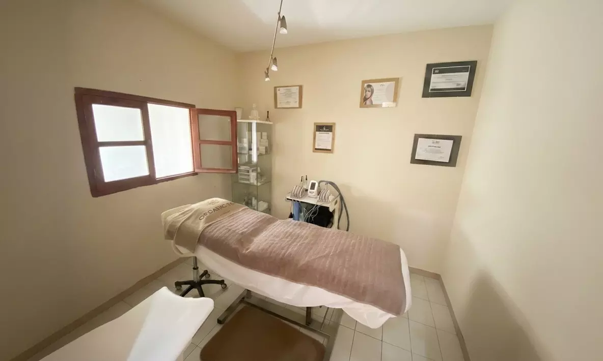 Extensiones de pestañas con volumen a elegir, con cuidado de cejas