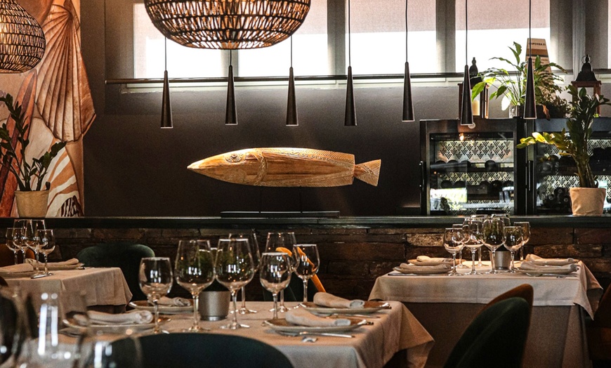 Image 16: Menú tradicional español con opción a botella de vino para 2 o 4