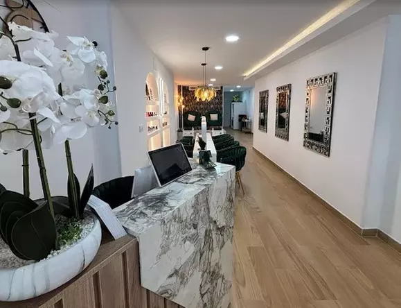 Manipedi en el centro de Alicante con esmaltado semipermanente