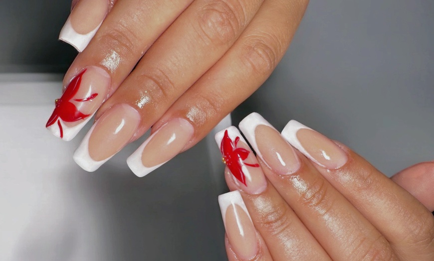 Image 1: Manicura, pedicura o primera puesta, con opción a base rubber y más