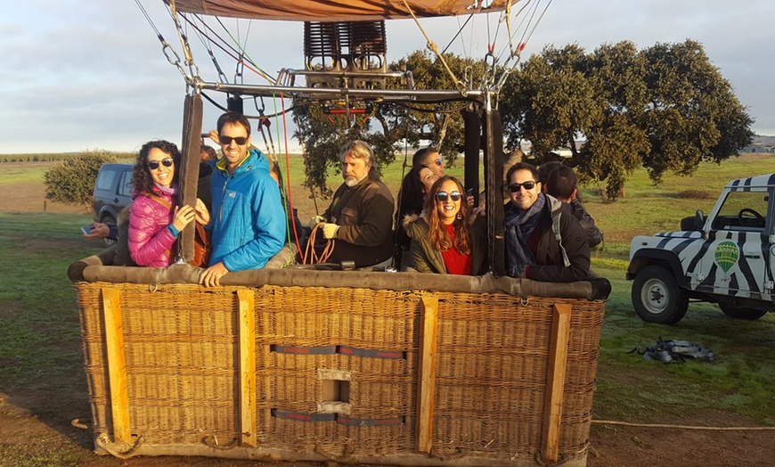 Image 2: Paseo en globo con desayuno y brindis con cava para 1 a 12 personas