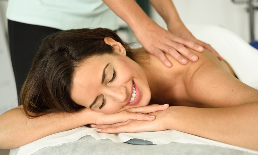 Image 1: 1 o 2 rituales de masaje thai a elegir de 60 minutos 