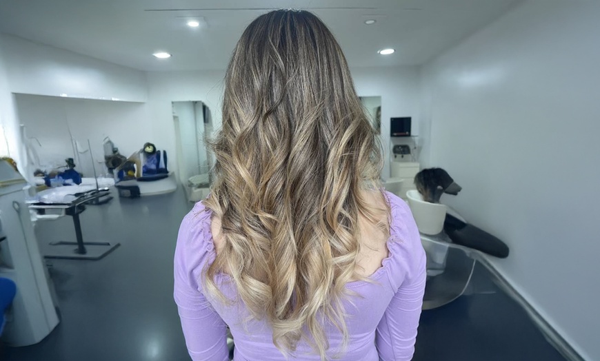 Image 11: Corte de pelo, peinado y opción a tinte de raíz, reflejos o balayage 