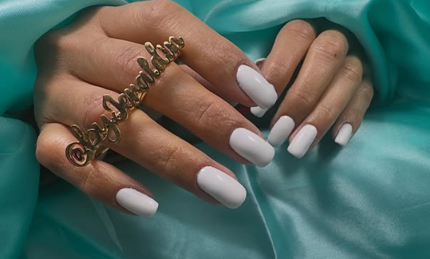 Image 4: 1 o 3 sesiones de manicura y/o pedicura para 1 persona