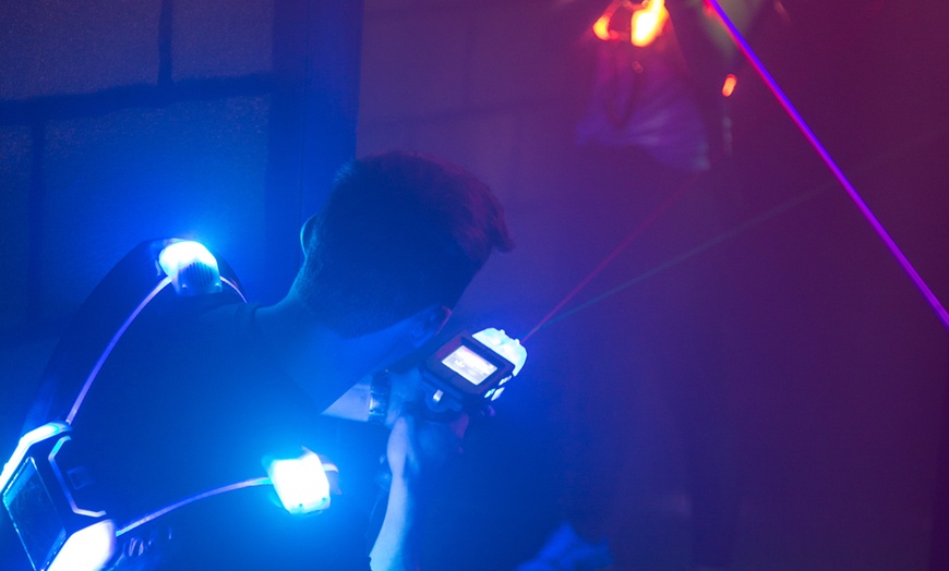 Image 10: 2 oder 4 Runden LaserTag inkl. Ausrüstung für 2 - 6 Personen 