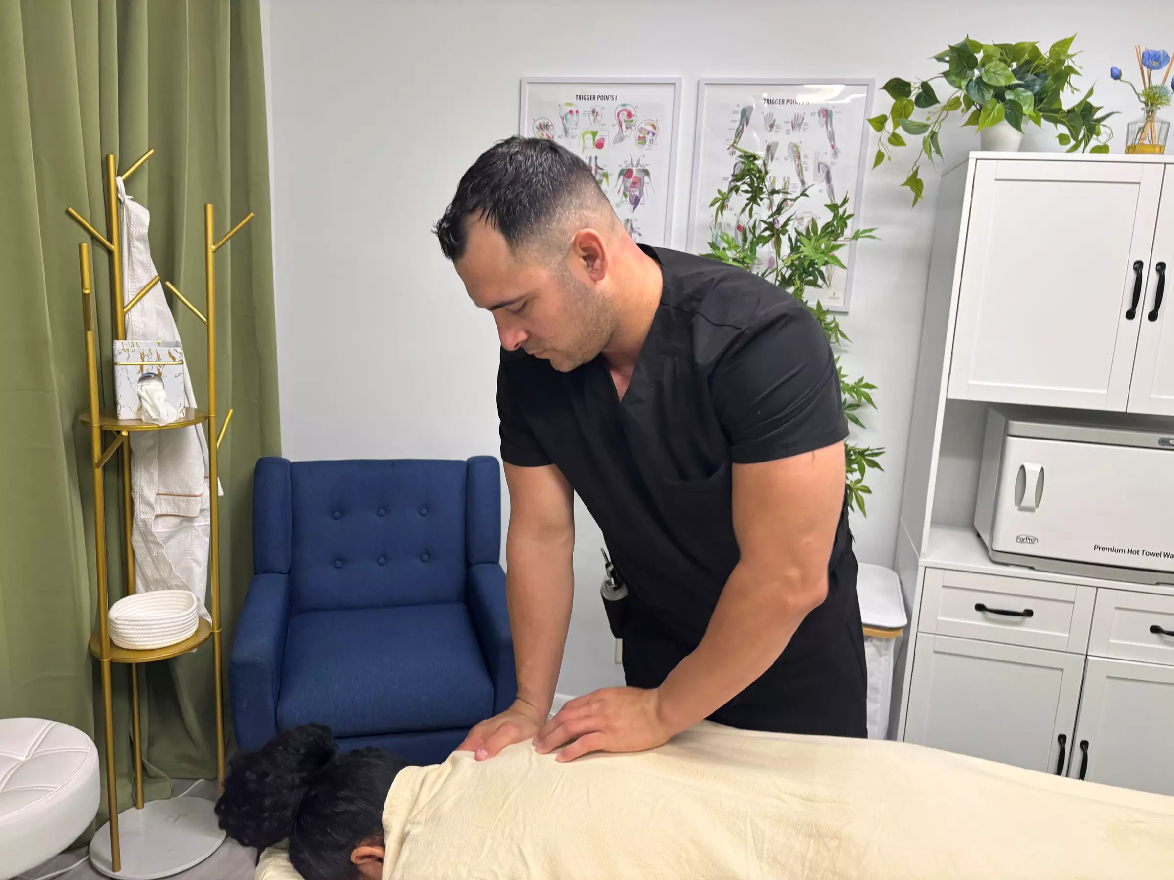 60 or 90-Min Swedish or Deep Tissue Massage & Aromatherapy at Rejujoy