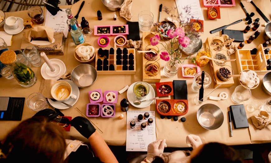 Image 1: Kreativwerkstatt: Seife oder Kerze selbst gestalten – für 1-2 Personen