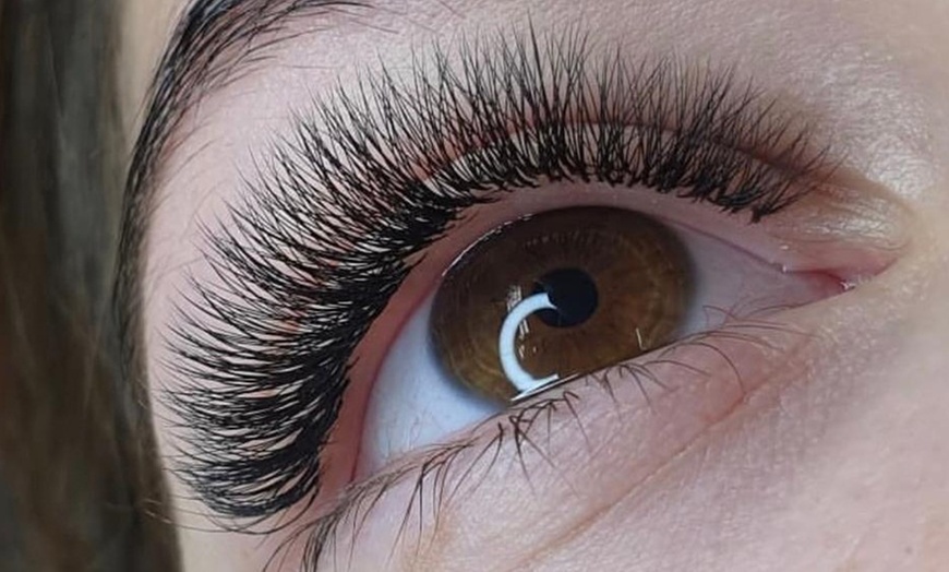 Image 2: Extensiones de pestañas con opción a pestañas híbridas o volumen ruso 