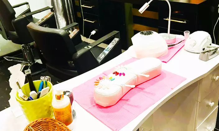 Pose de semi-permanent mains et/ou pieds avec JS Coiffure - Paris 10