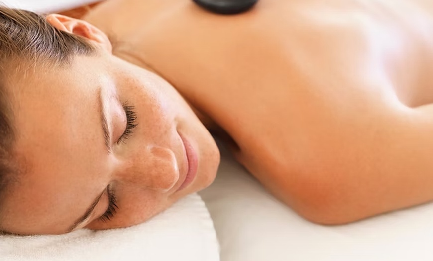 Image 3: 60 or 90 Min Swedish Massage w/ Hot Stone & Aromatherapy and More