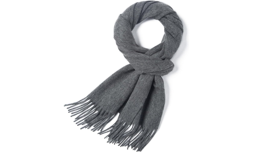 Image 9: Bufanda de lana con flecos