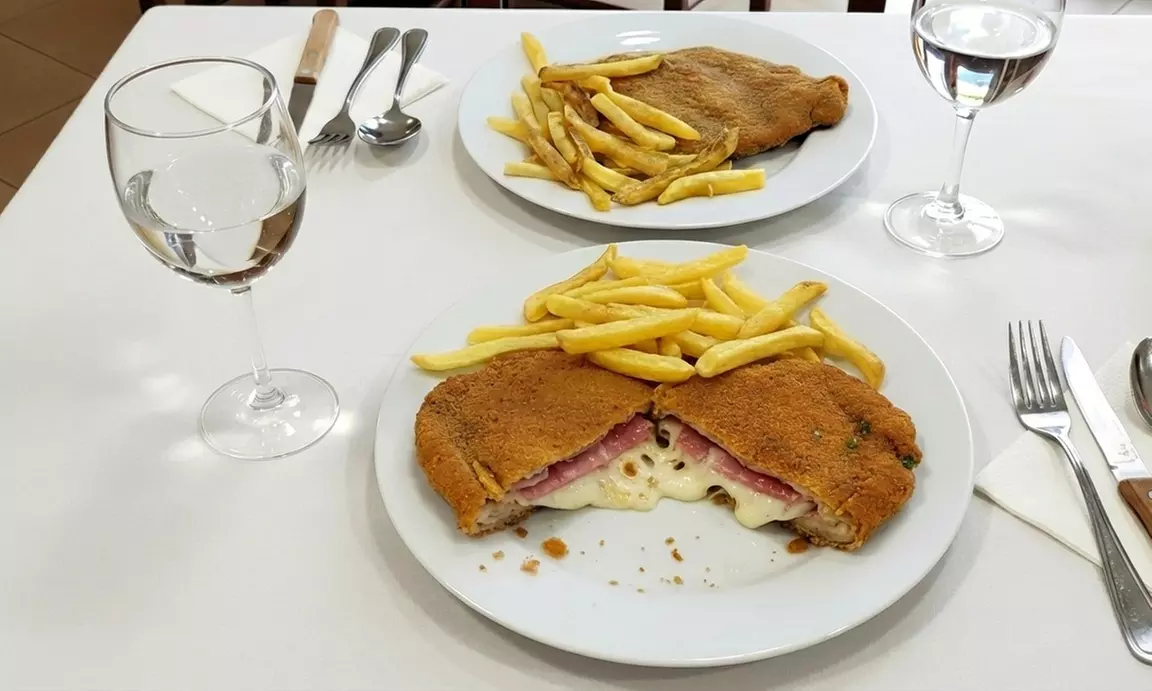 Menú de cachopo asturiano con entrante, postre y bebida para 2 o 4