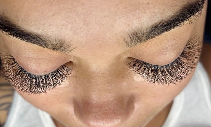 Image 8: 180-Min Classic, 210-Min Hybrid, or 180-Min Volume Lashes Extensions
