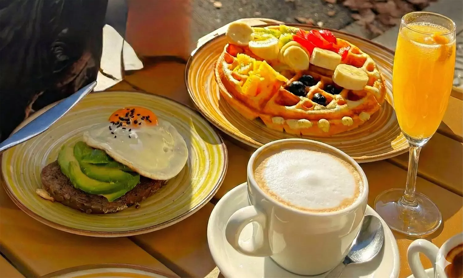 Brunch con platos salados, dulces, bebidas y mimosa clásica