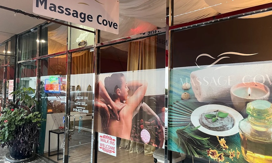 Image 3: Swedish / Deep Tissue Massage with Hot Stones, Eye Mask & Aromatherapy