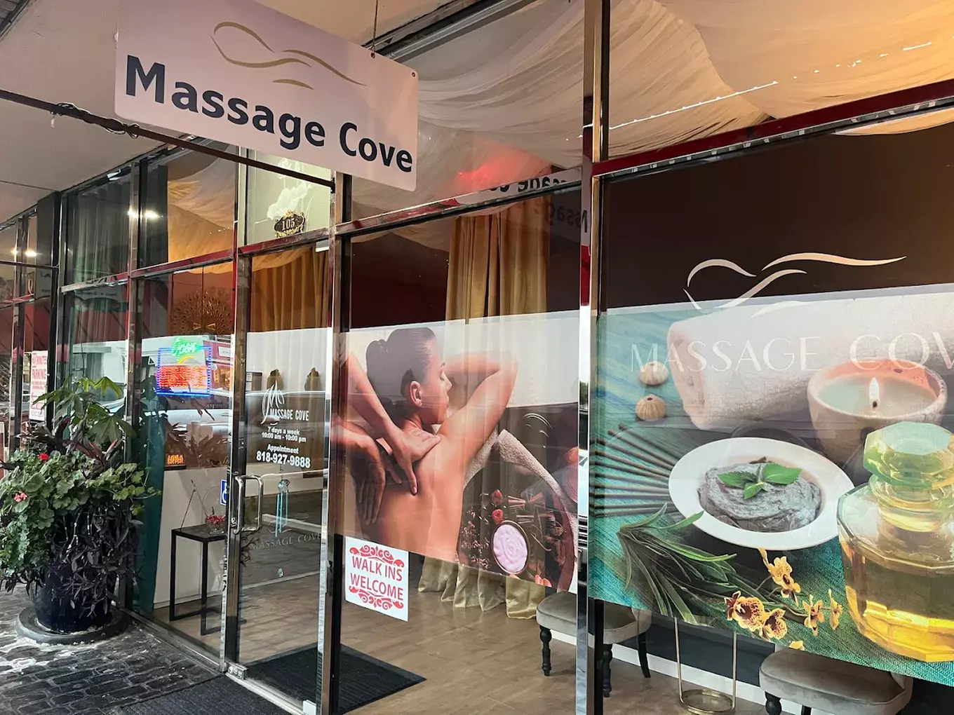 Swedish / Deep Tissue Massage with Hot Stones, Eye Mask & Aromatherapy