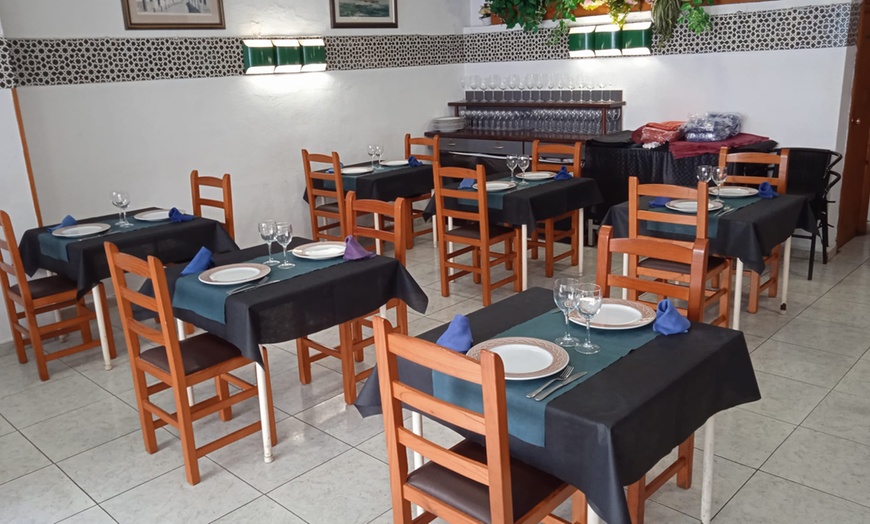 Image 6: Menú Premium de arroz con langosta y marisco con entrantes y vino 