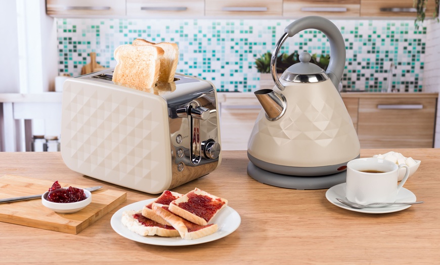 Image 10: Salter Toaster and Kettle Set