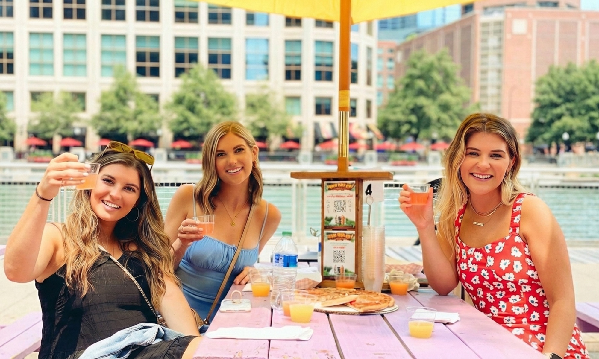 Bottomless Mimosas on the Chicago Riverwalk – Island Party Hut