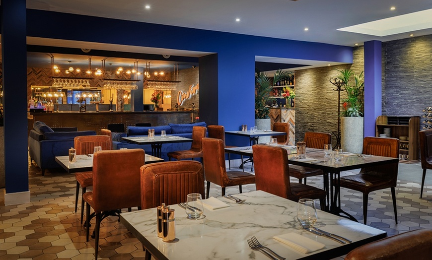 Image 2: Delight with 2 or 4 Pizzas and a 1 or 2 Bottles of Prosecco for 2 or 4 People @Convive Restaurant (Up to 43%Off)