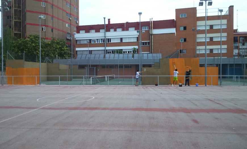Image 2: Alquiler de pista o 4 clases de padel de 1 hora para 1 persona 