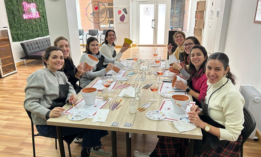 Image 3: Taller de pintura en cerámica o velas con barra de libre de vino