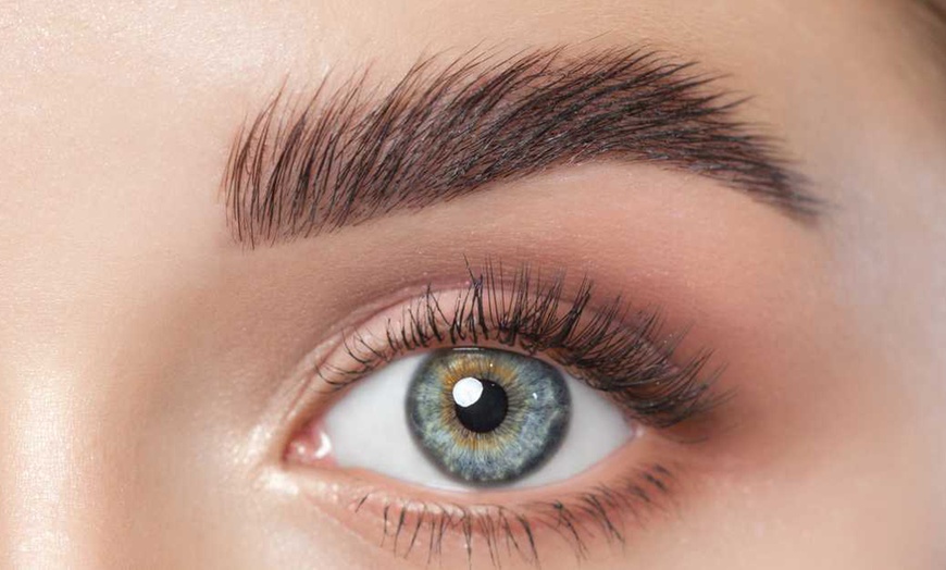 Image 1: Lifting y tinte de pestañas y/o laminado y depilación de cejas 