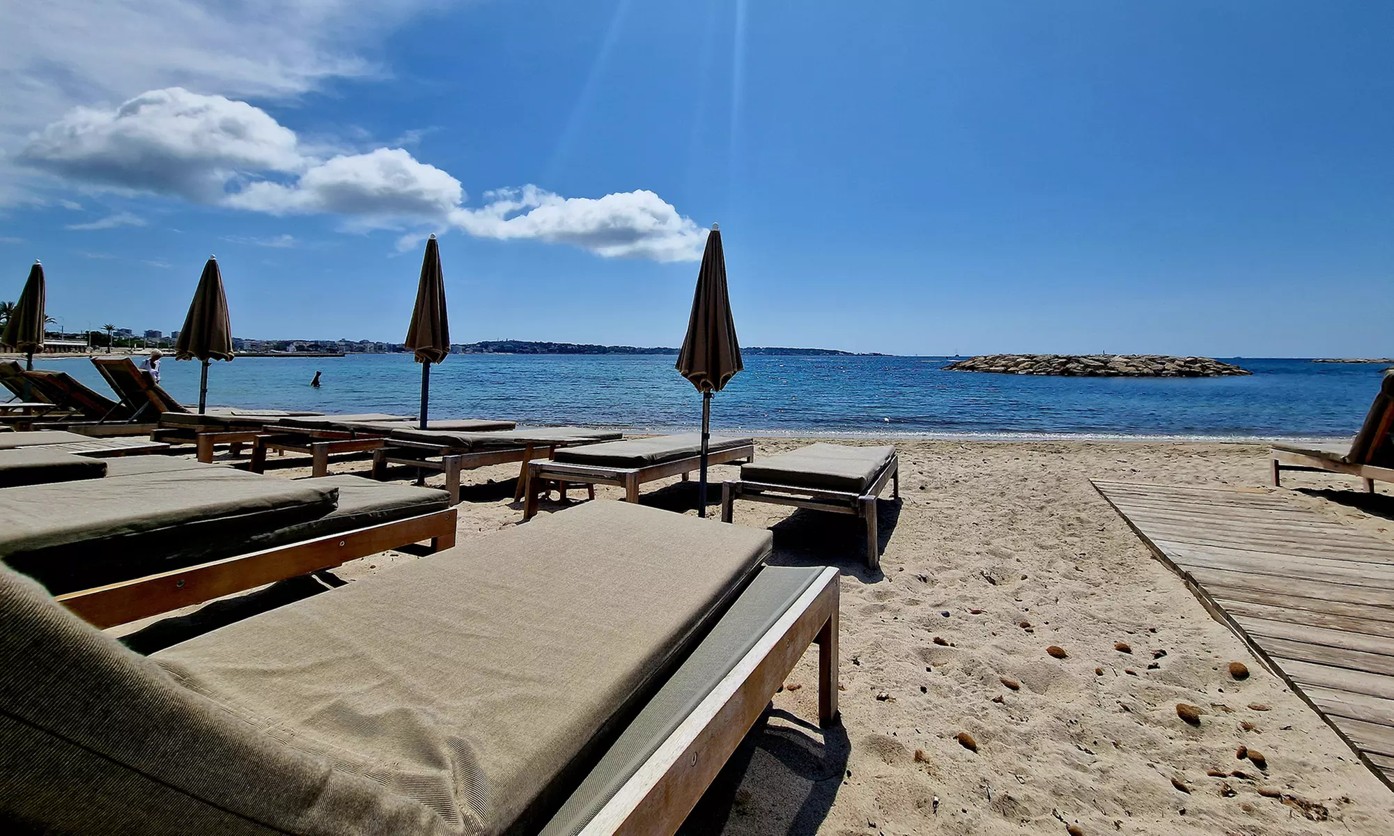 Évasion : plage privée style balinais avec matelas, parasol et boisson