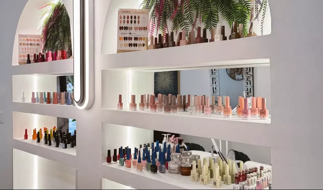 Manipedi en el centro de Alicante con esmaltado semipermanente