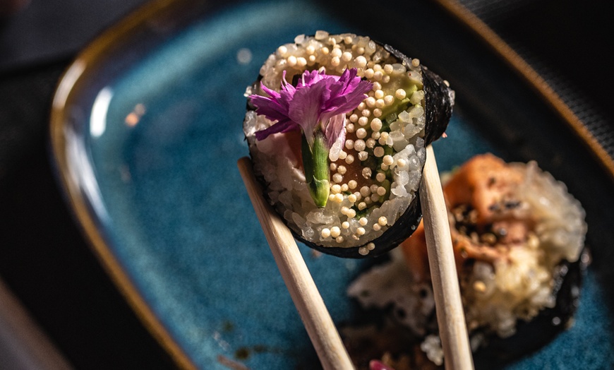 Image 9: Różnorodne zestawy sushi: surowe, pieczone, wegetariańskie, imprezowe