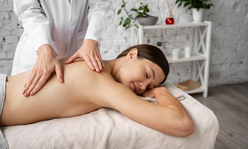 Image 9: Masaje corporal a elegir de 45 o 60 minutos con opción a Rollaction