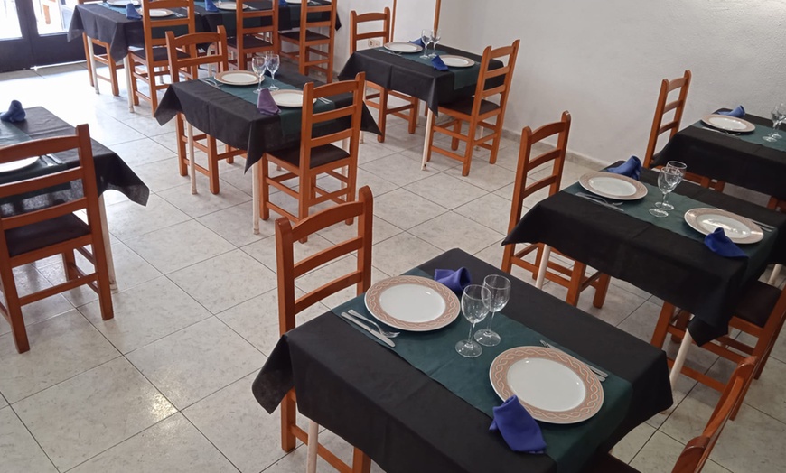 Image 4: Menú Premium de arroz con langosta y marisco con entrantes y vino 