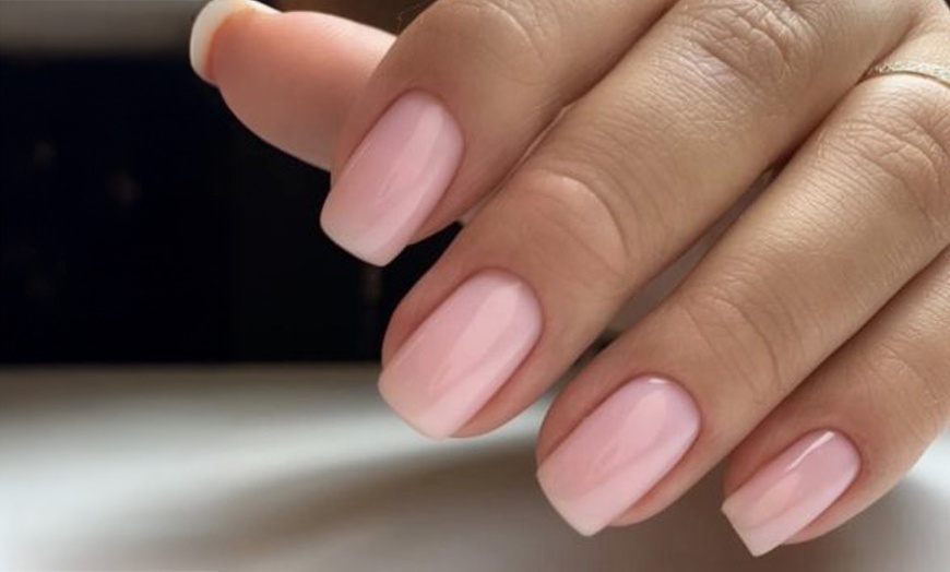 Image 1: Pose de vernis semi-permanent au Studio M&S Beauty à Clamart